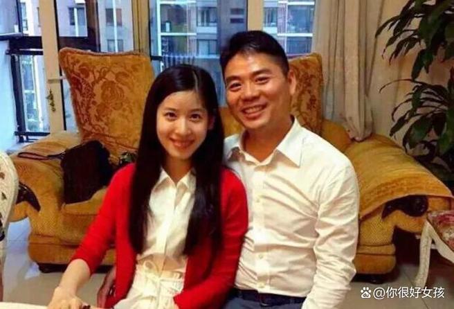 老母亲大寿，刘强东给奶茶妹打视频，要看儿子一眼