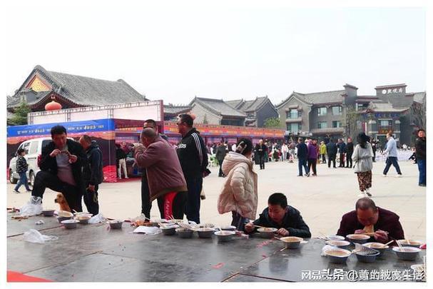 河南洛汤文化节第二天，免费喝汤看牡丹，他的锅真有4米？