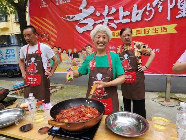 谁说莆田男人不会下厨？三个男人PK厨艺引来邻里前来参观