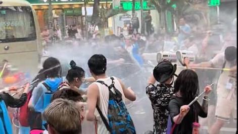 游客参加泼水节被高压水枪喷伤左眼，西双版纳一景区：禁售禁用高压水枪