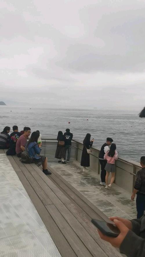深圳大梅沙真热闹，连车都开到海里面去了