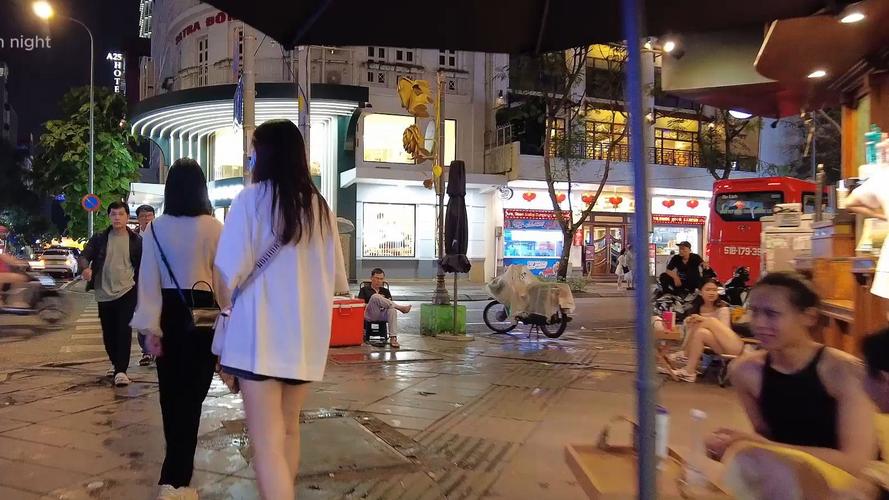 带领欧美游客在西贡深夜漫步，体验2025年胡志明市的夜生活